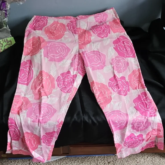 Lilly Pulitzer Vibrant Pink Rose Capris - Picture 1 of 15